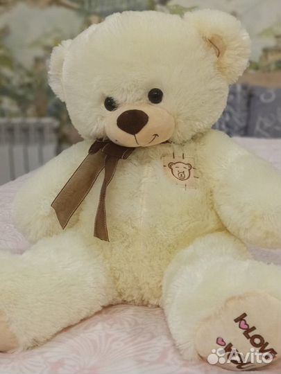Большой плюшевый медведь