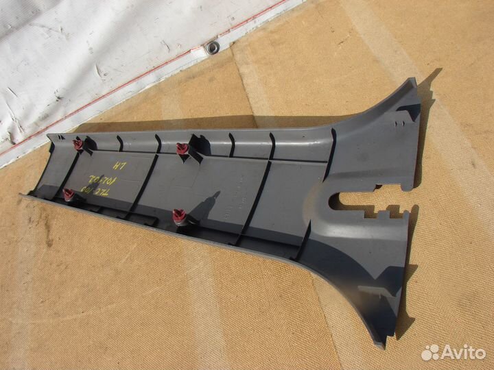 Накладка средней стойки левая серая Toyota land cr