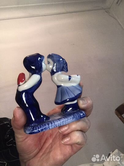 Статуэтка фарфоровая- целующиеся