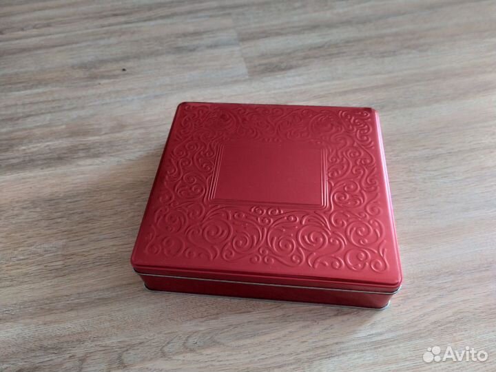 Банки металлические из под чая, конфет