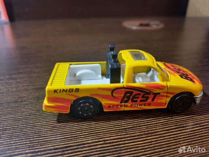 Детская машинка с пластиковым корпусом