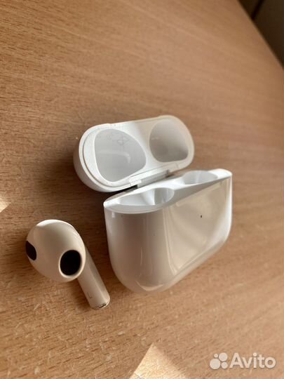 Наушник и кейс apple airpods 3 поколения