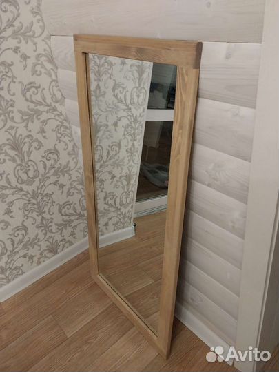 Зеркало в деревянной раме