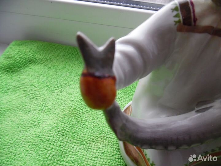 Фарфоровые статуэтки якутка с севрюгой