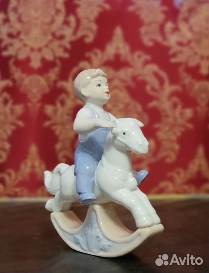 Статуэтка фарфоровая дети