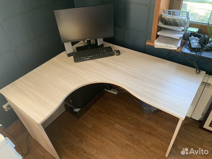 Эргономичный письменный стол