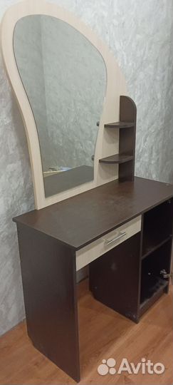 Туалетный столик с зеркалом