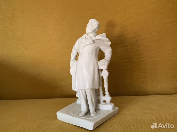 Фарфоровая статуэтка Пушкин на прогулке бисквит