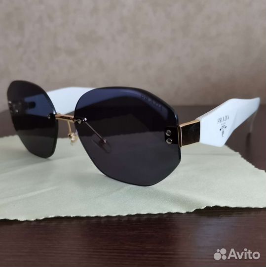 Солнцезащитные очки женские prada