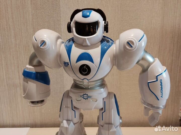 Робот на пульте управления