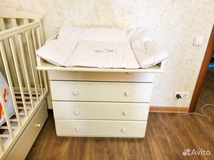 Детская кроватка с маятником и комодом