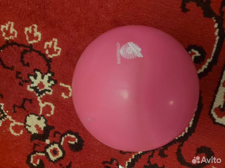 Предметы для художественной гимнастики и купальник