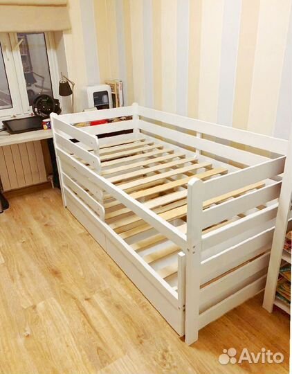 Кровать выдвижная из настоящего дерева