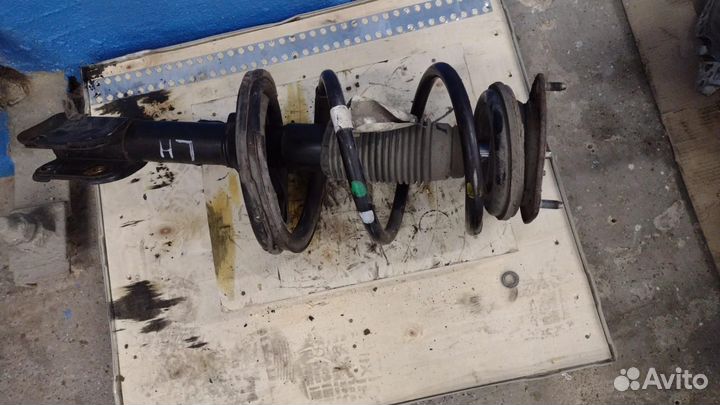 Стойка передняя левая Hyundai Grand Starex