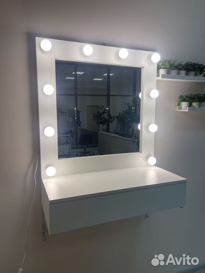 Гримерное зеркало с лампочками