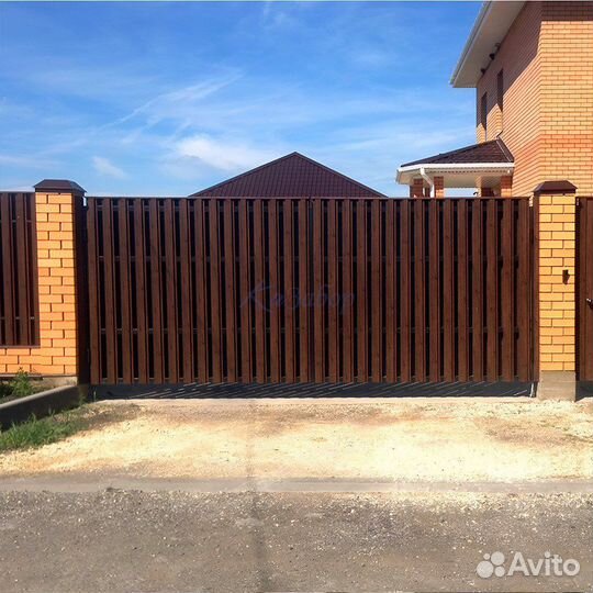 Забор с кирпичными столбами в Камских Полянах