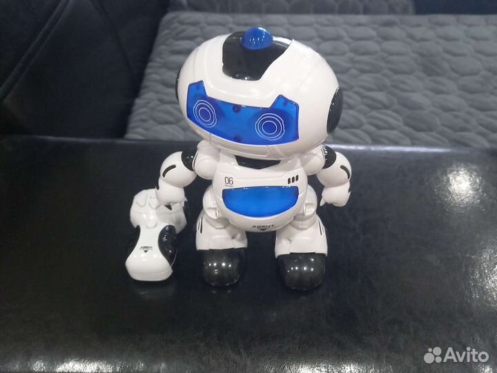 Игрушка робот с пультом
