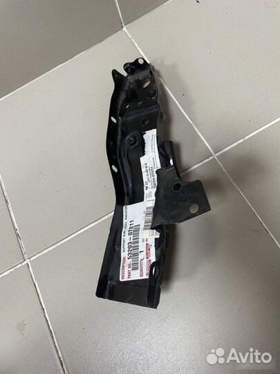 Суппорт фары левый Toyota Venza