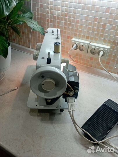 Швейная машинка чайка 142м