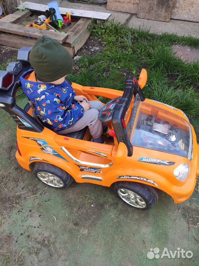 Детская машинка электромобиль