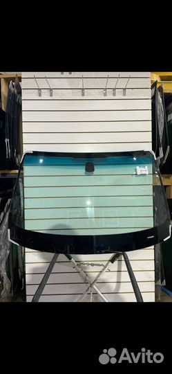 Лобовое стекло Nissan Tiida