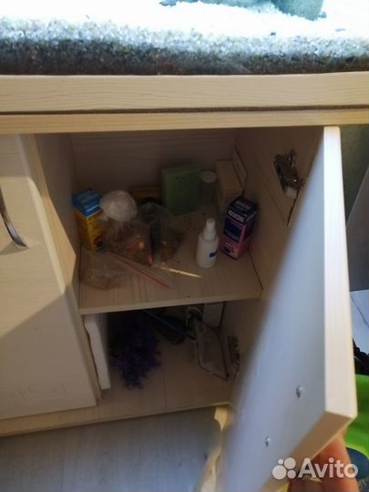 Аквариум с рыбками и тумбой