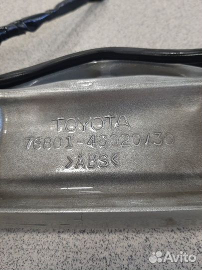 Накладка крышки багажника Toyota Kluger V