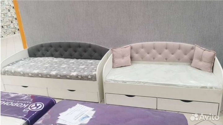 Детская кровать с мягкой спинкой