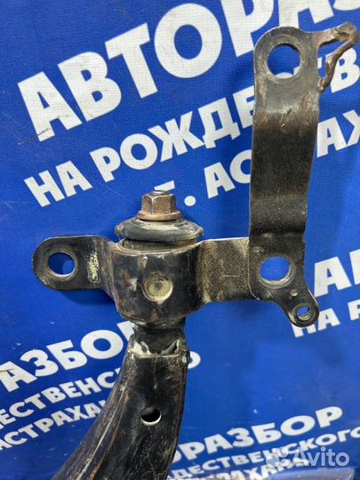 Передний левый рычаг Toyota Sprinter седан 1994