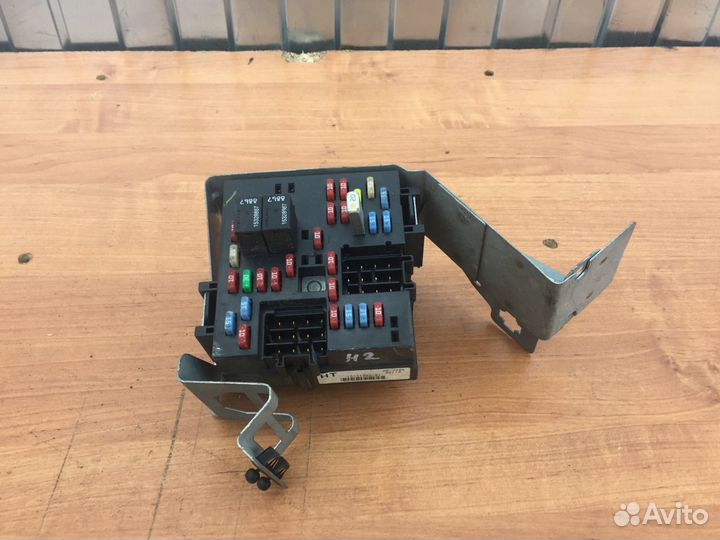 Салонный блок предохранителей Hummer H2 2004