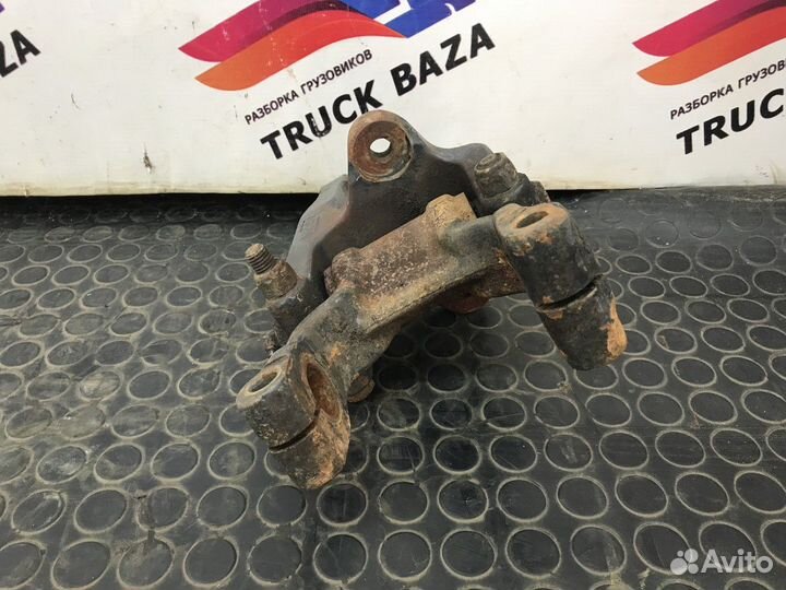 1739455 Кронштейн передней рессоры правый