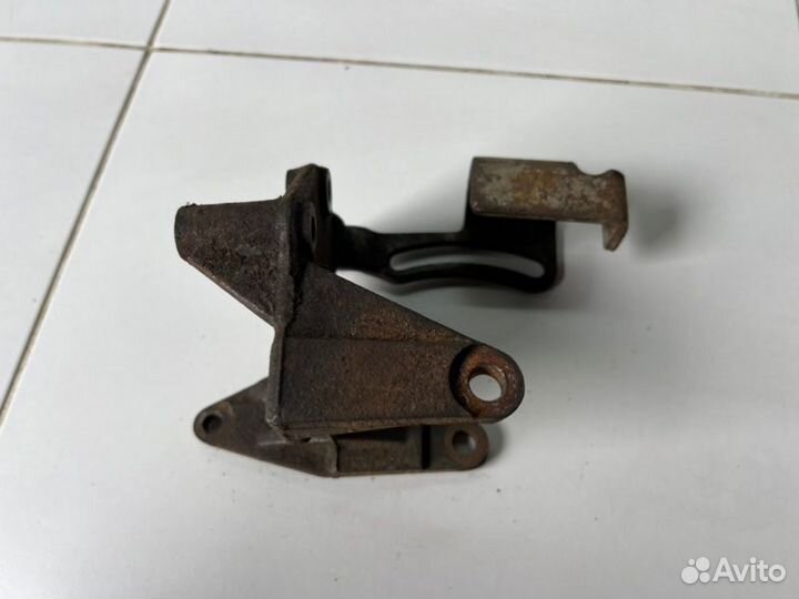 Кронштейн гидроусилителя руля Mitsubishi Space