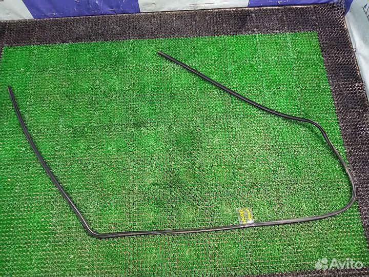 Молдинг стекла лобового Mitsubishi pajero IV