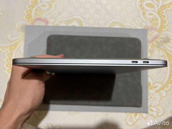 Macbook pro 13 2020 i5 256GB