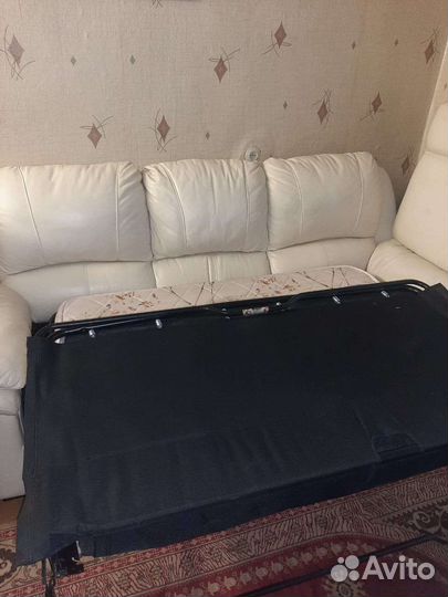 Белый кожаный диван