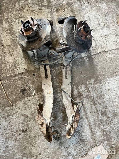 Кулак задний левый Ford Mondeo 2