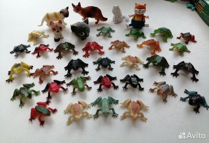 Игрушки фигурки кошки и лягушки