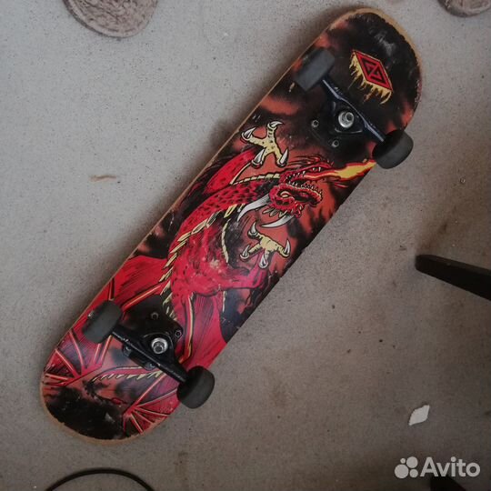 Скейтборд с огненным драконом