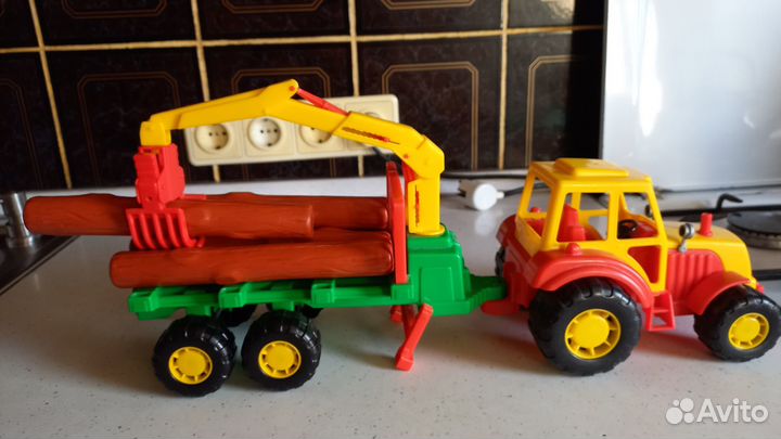 Игрушка развивающая. Трактор лесовоз