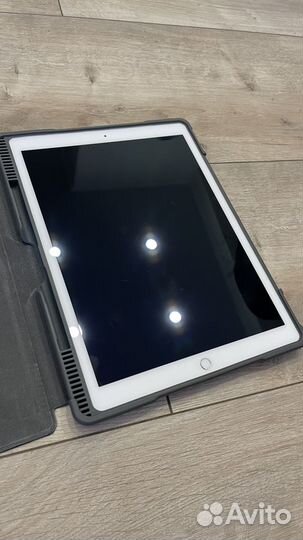 iPad Pro 12.9-inch 1st generation Wi-Fi + Cellular