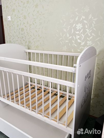 Детская кроватка с маятником