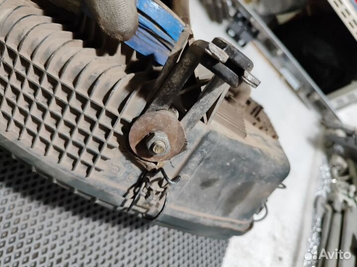 Корпус воздушного фильтра Renault Symbol дефект