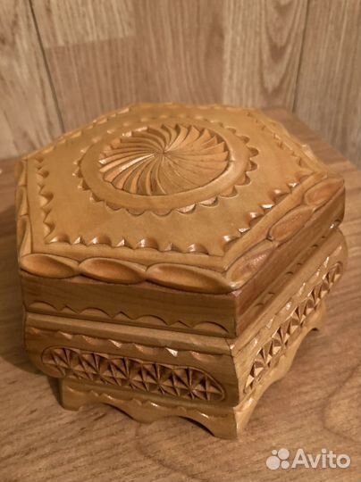 Шкатулка деревянная. Резная