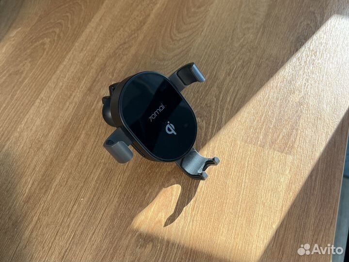 Автомобильный держатель с беспроводной зарядкой