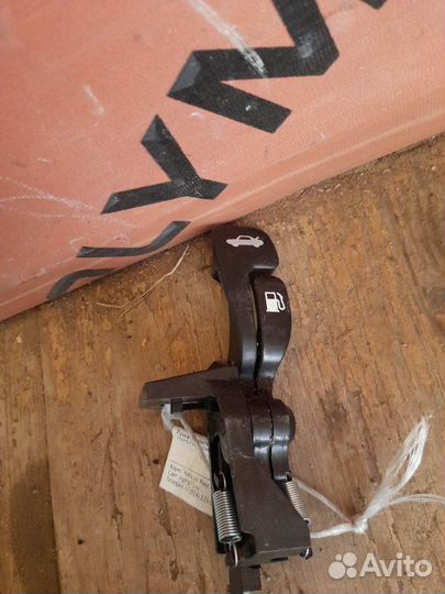 Ручка открытия багажника Toyota Premio NZT260