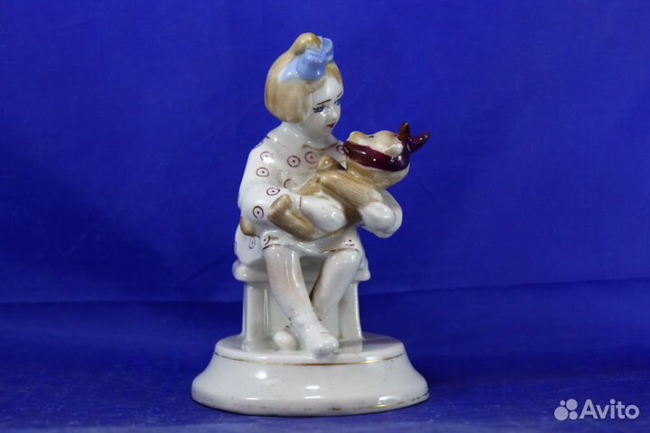Фарфоровая статуэтка У мишки зубки болят Девочка с