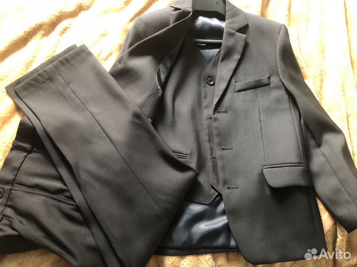 Классический костюм тройка.В подарок кожаные туфли
