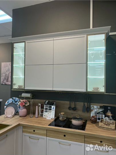 Кухонный гарнитур выставочный образец