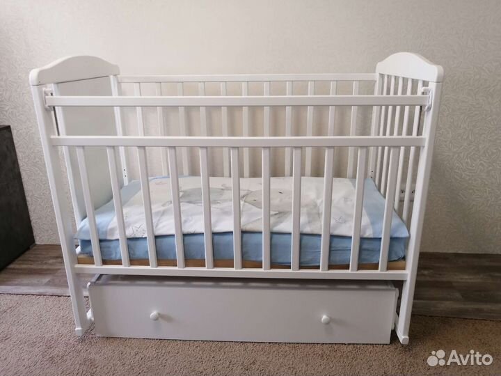 Детская кроватка с маятником и ящиком