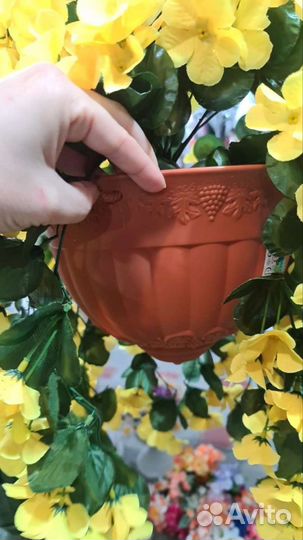 Искусственные цветы в горшках